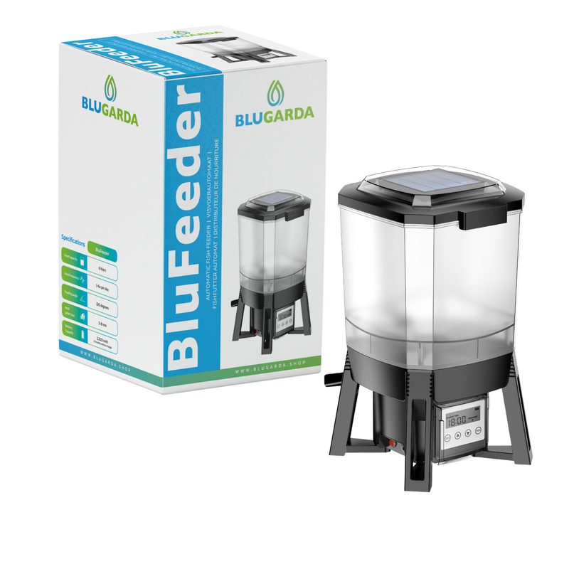 BluFeeder automatische visvoeder in verpakking. Zichtbare controle paneel voor bepalen afgifte voeder. Zonne-paneel voor automatisch opladen batterij