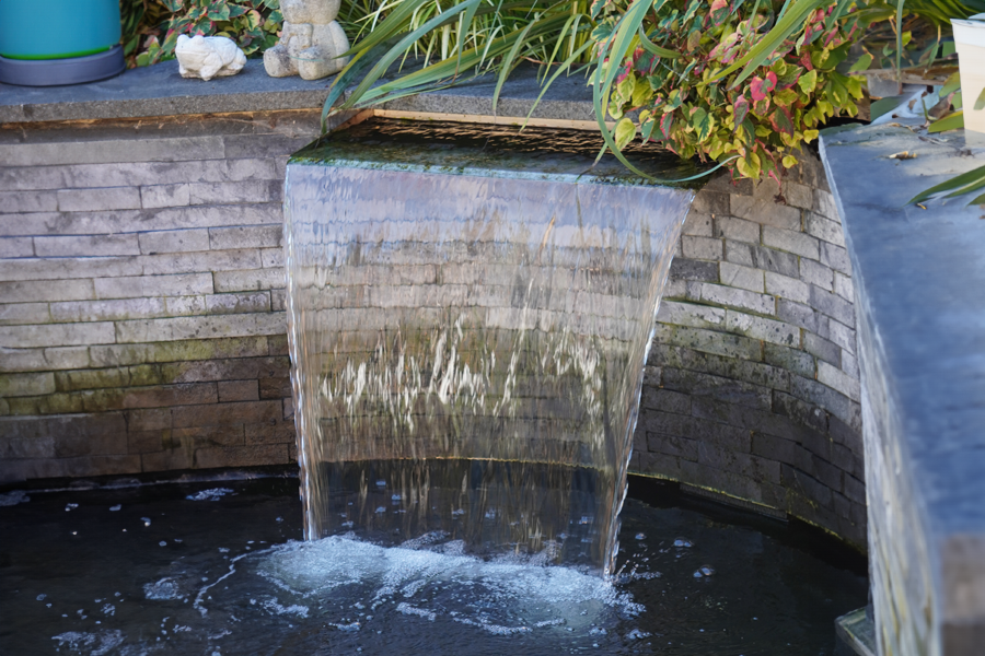 Perfekter Wasserfall für Teich mit perfekter Kapazität